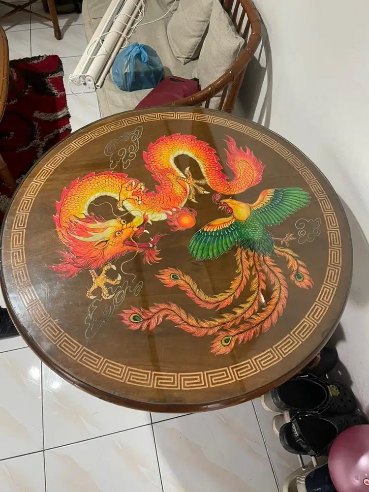 Meja antik dari kayu jati