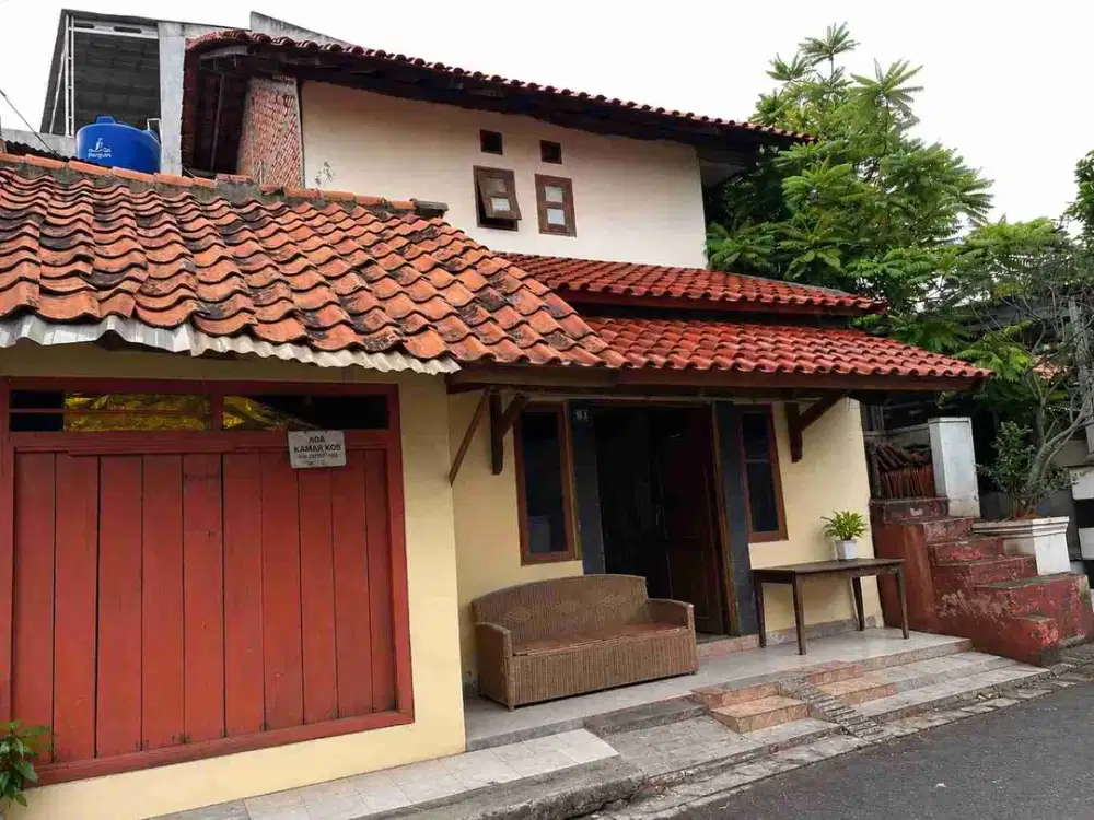 Dijual Rumah di Utan Kayu Jakarta Timur. Cocok untuk dibuat usaha.
