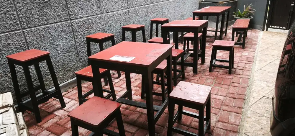 meja kursi jati belanda bekas usaha / taman dijual murah dan cepat