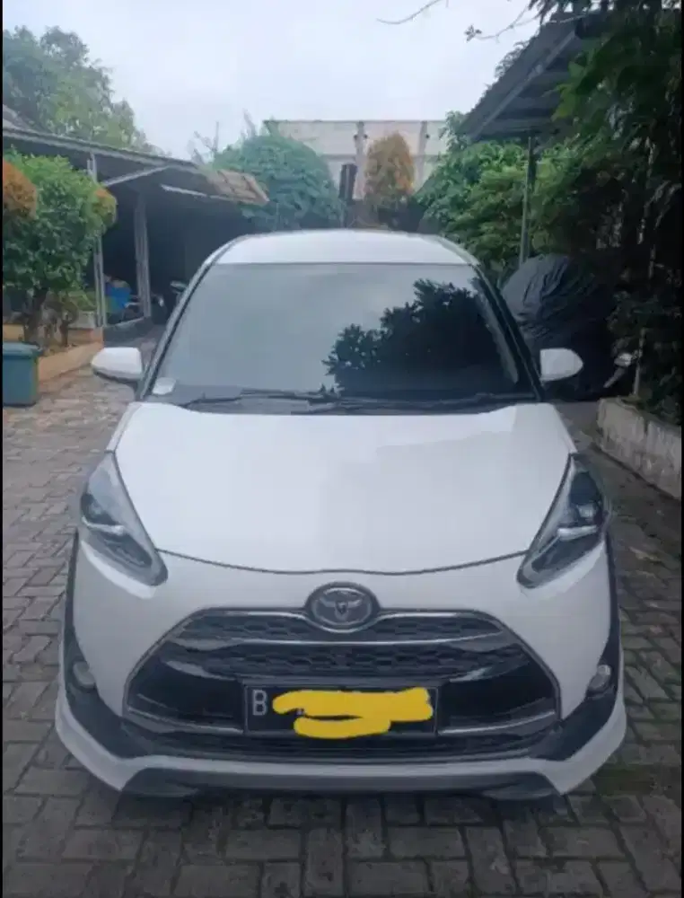 Dijual toyota sienta 2016 Q at