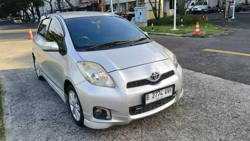 DIJUAL YARIS  E Bakpao Silver 2012 mulus