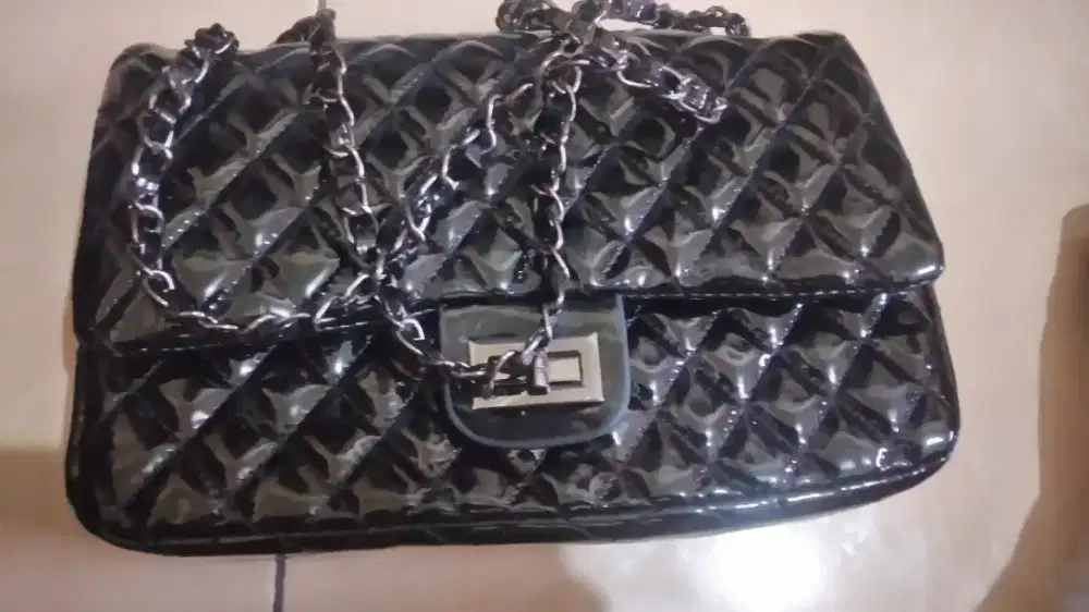Tas warna hitam lucu
