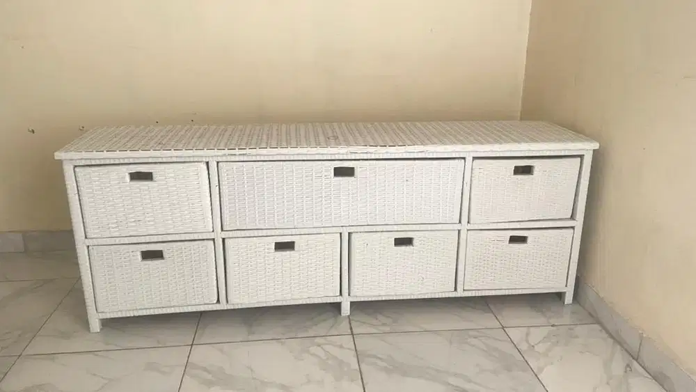 2 meja lemari warna putih