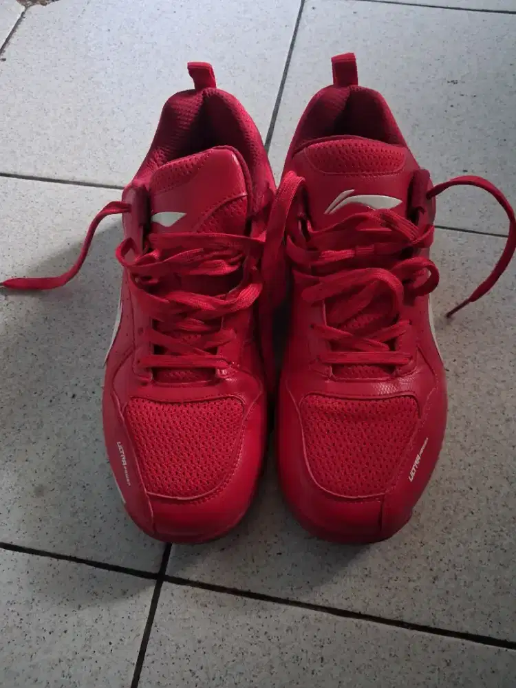 Sepatu badminton Linning