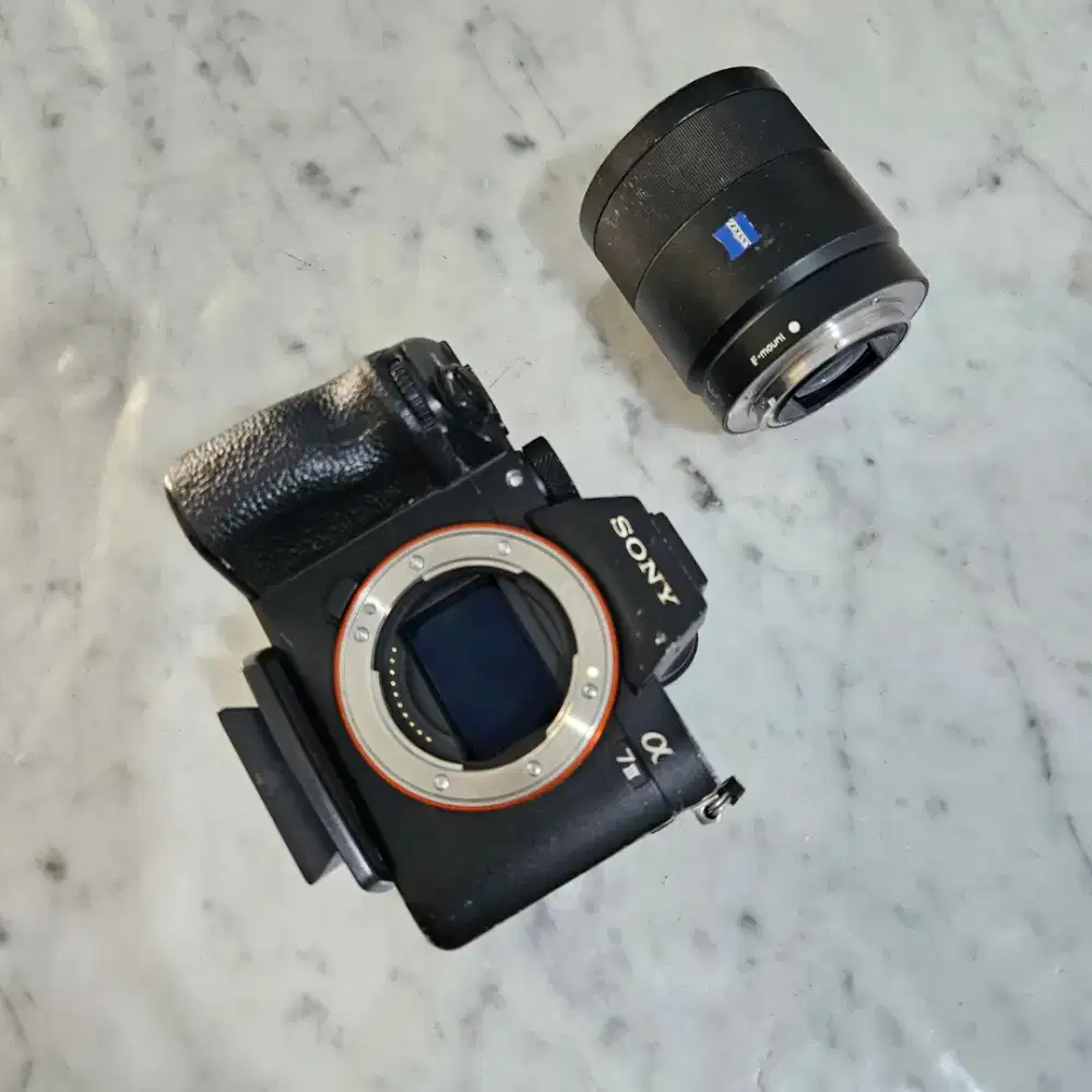 Sony A7 III + Lensa Zeiss 35mm f/2.8 - Siap Pakai ( Fungsi Prima)