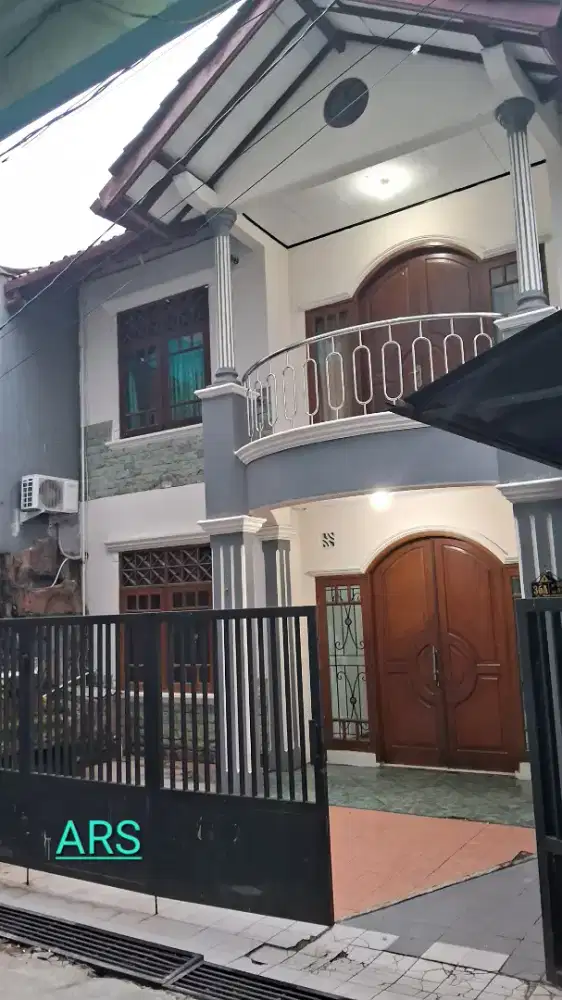 Dikontrakkan per 2 Tahun rumah 2 lantai view Golf Iondok Indah Jaksel