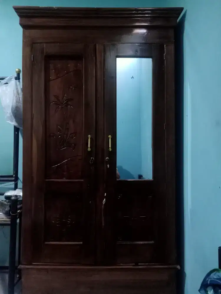 lemari pakaian kayu jati