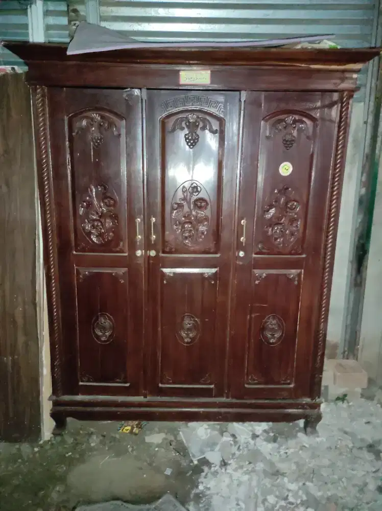 Lemari pakaian kayu jati