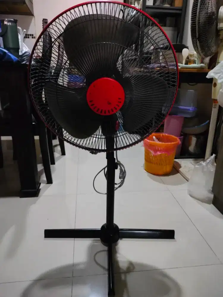 KIPAS ANGIN STANDING COSMOS