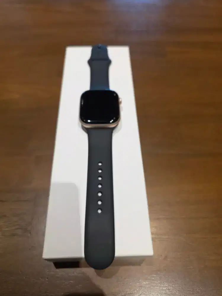 Apple Watch Series 10. Rose Gold