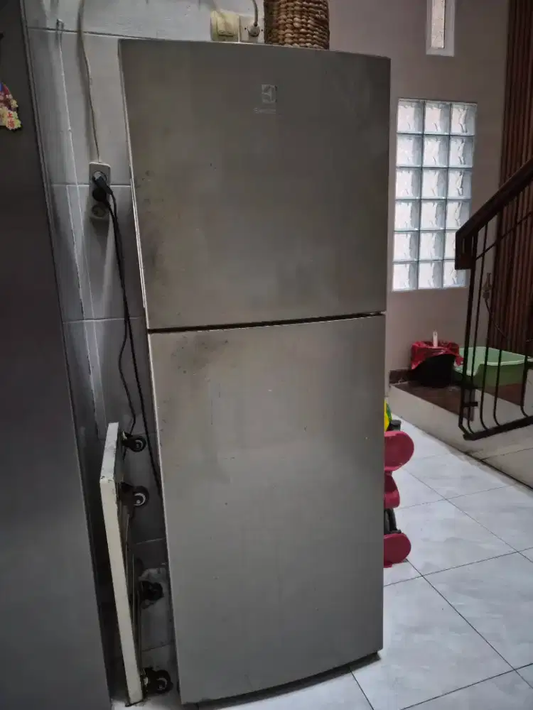 Kulkas 2 pintu merk elctrolux