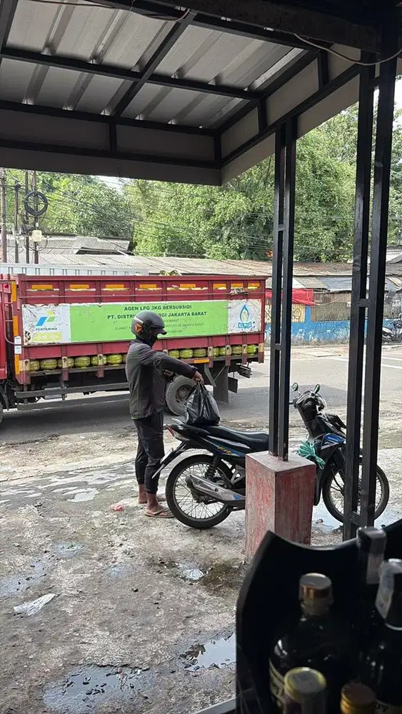 Karyawan toko minuman