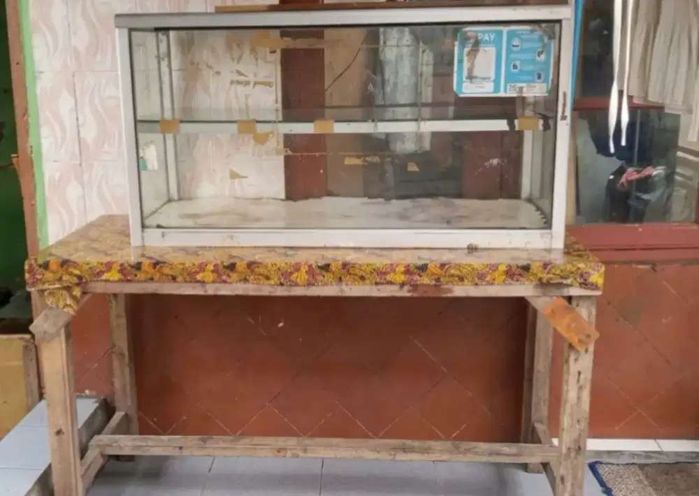 Meja roda dan etalase kaca