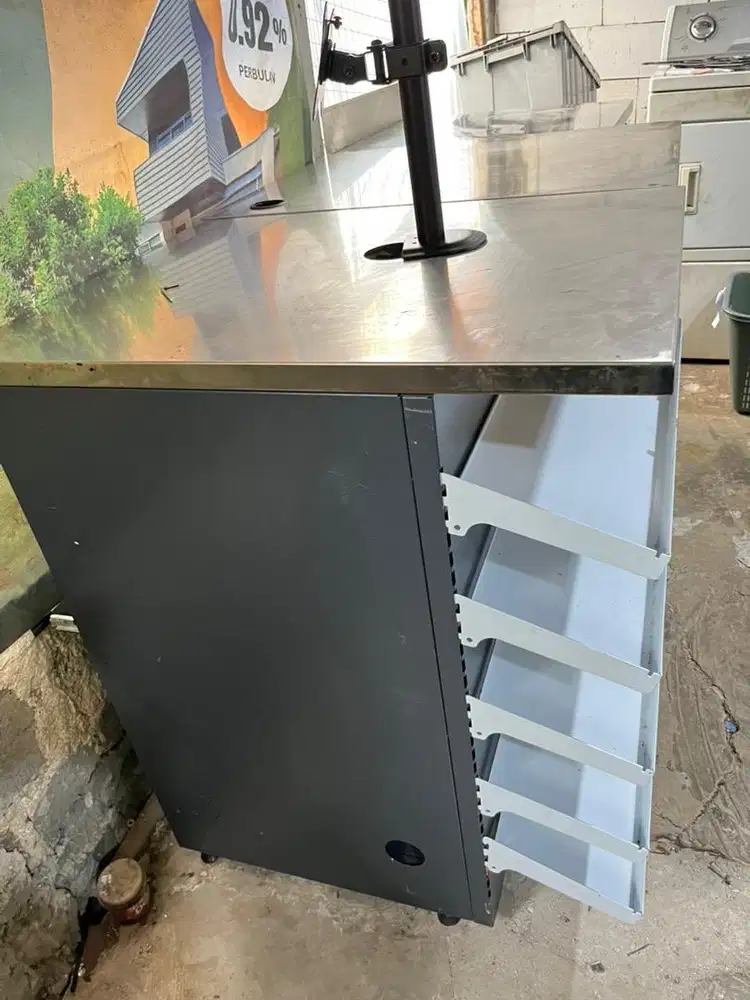 Meja kasir lengkap dengan stand monitor dan selving depan