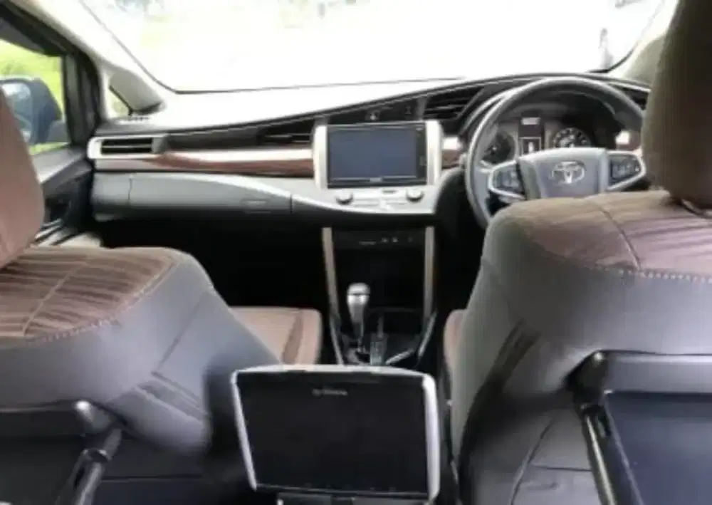 Innova Type V Matic Bensin Tahun 2022 Warna Hitam Metalik.