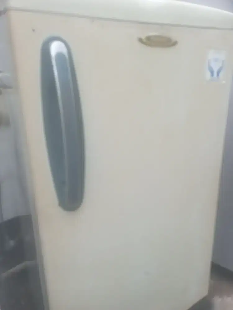 Di jual frezer 4 ran merk Thosiba ori
