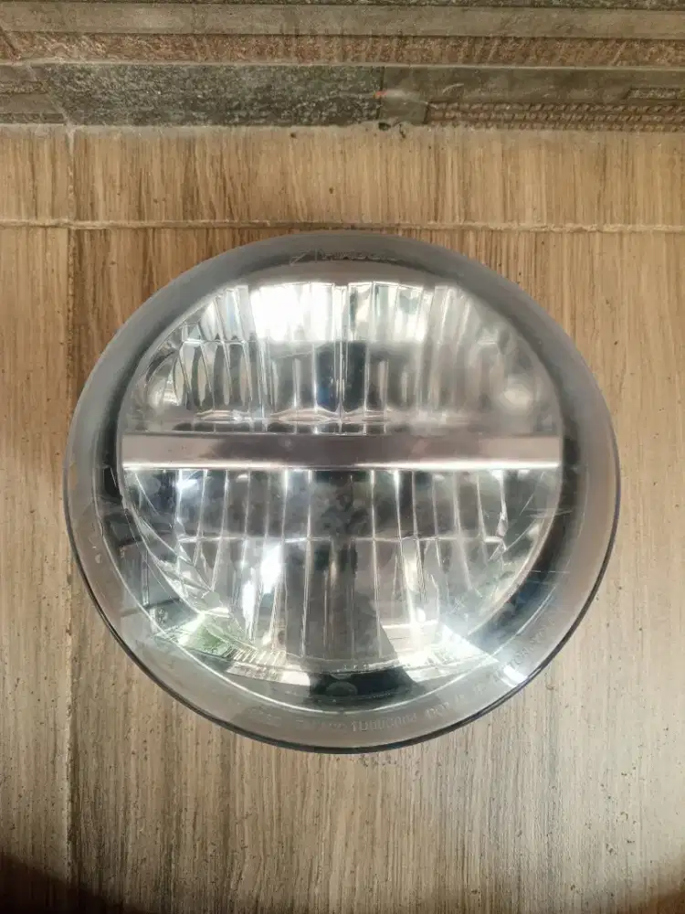 lampu depan LED vespa GTS orisinil