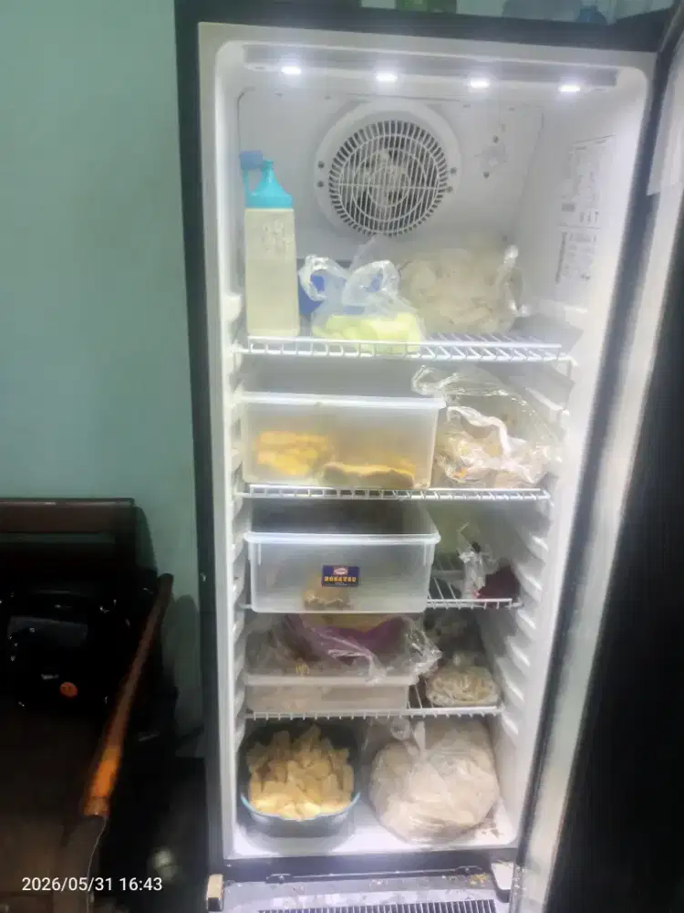 Di jual showcase merek GEA ukuran sedang rak 4susun komplit