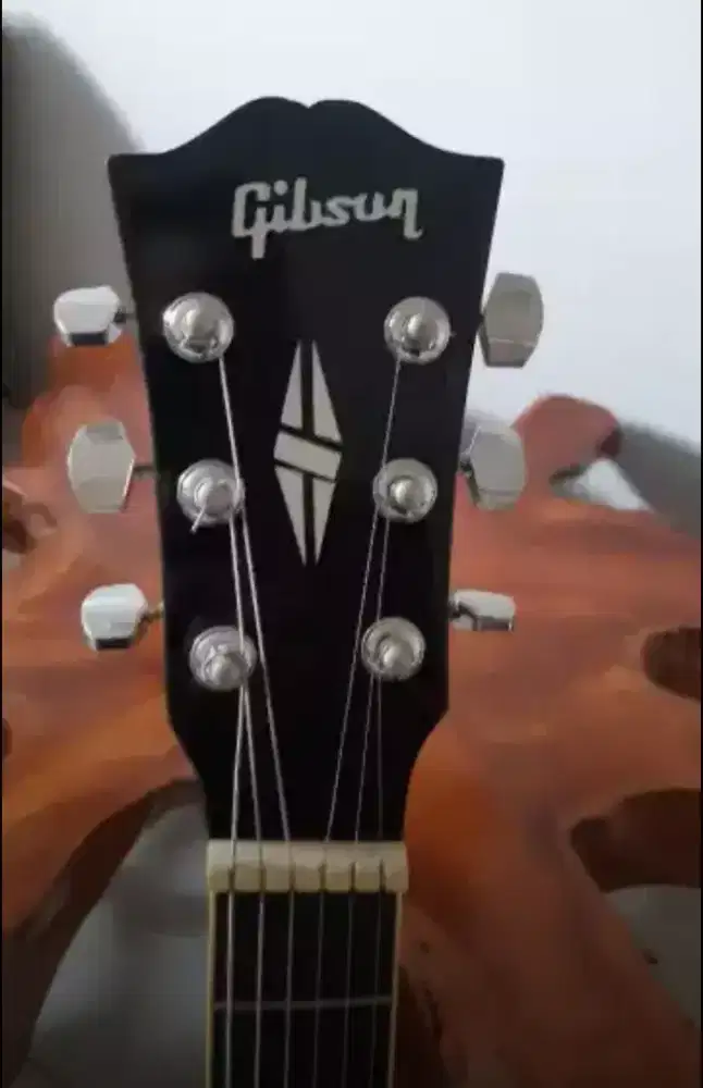 Gitar acustik gibson