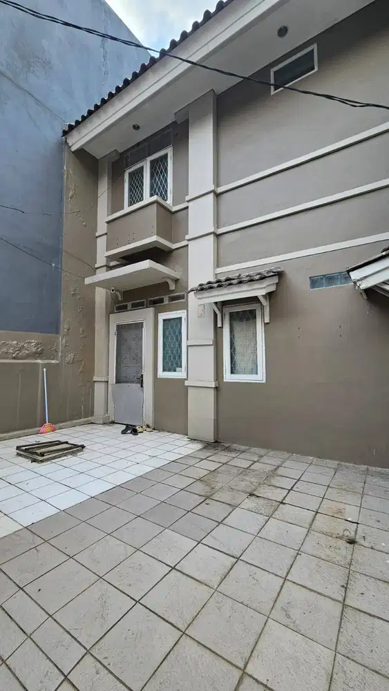 Di jual rumah siap huni di taman Palem lestari Jakarta Barat