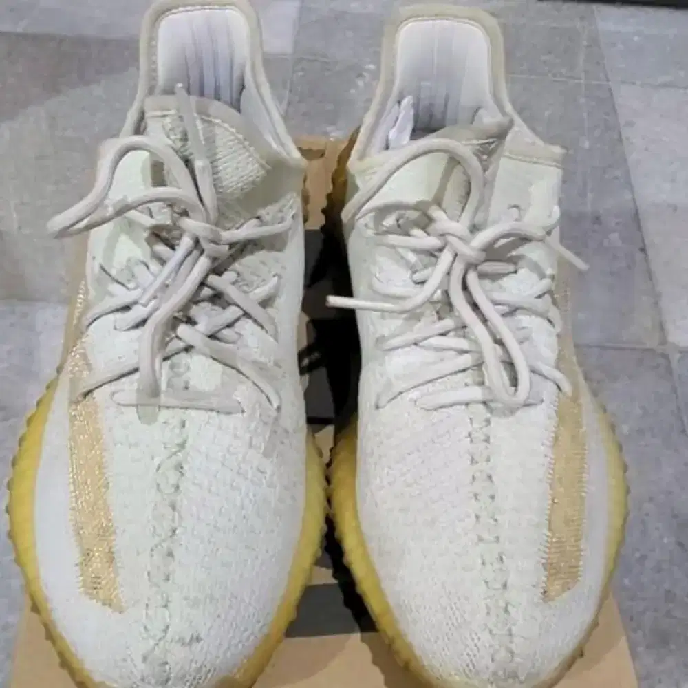 Sepatu Hypebeast Adidas Yeezy Boost 350 V2 Hyperspace