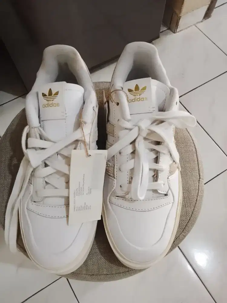 Di jual sepatu Adidas