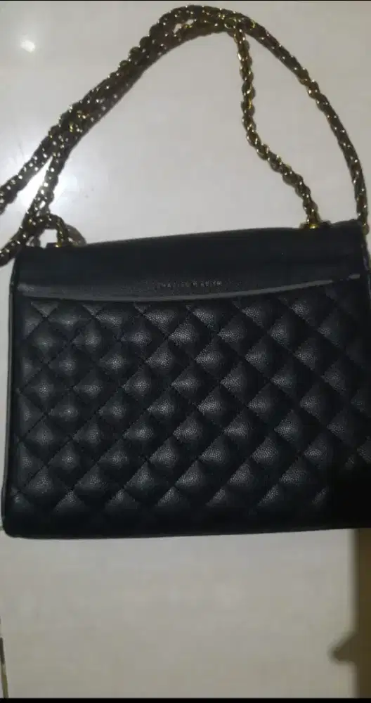 Tas charles and keith hitam