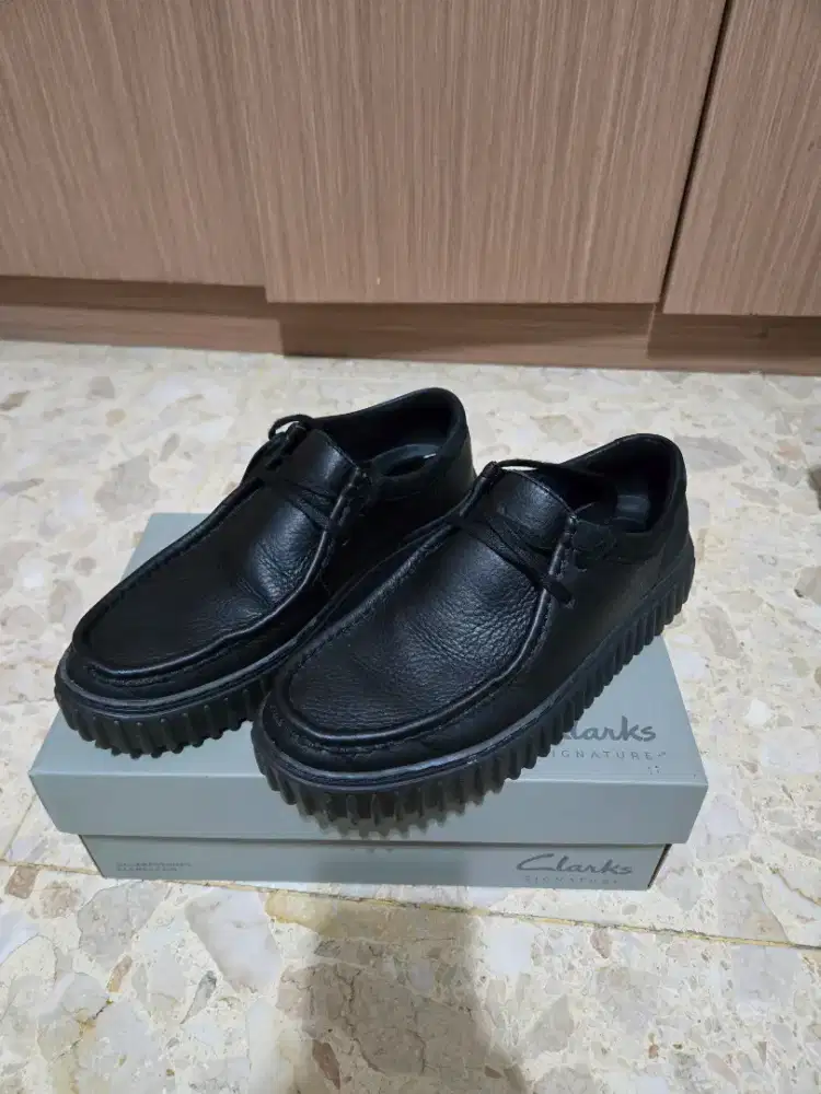 Sepatu Casual Pria Clarks Torhill Lo Black Leather second