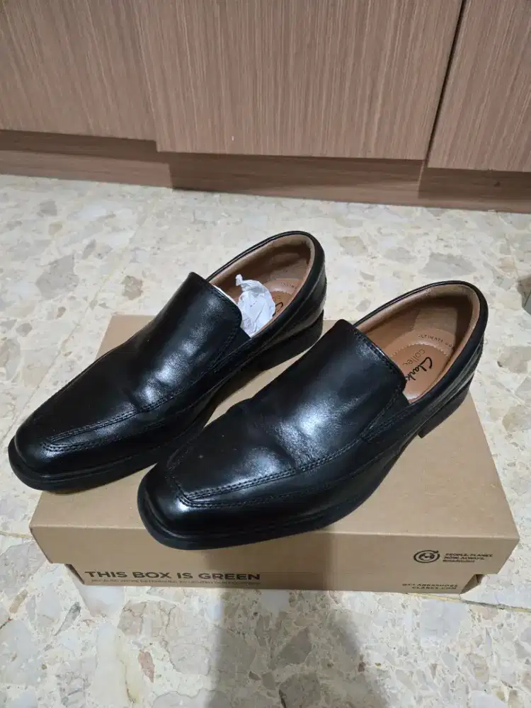 Sepatu formal pantovel pria Clarks Tilden Free Black Leather