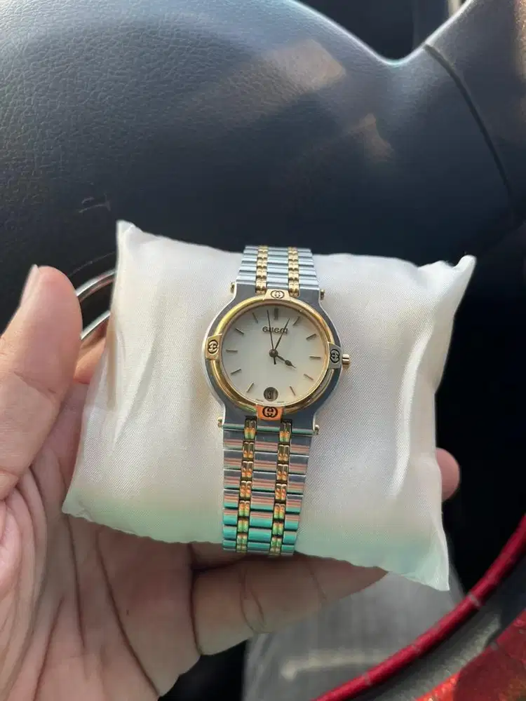 Gucci jam istimewa