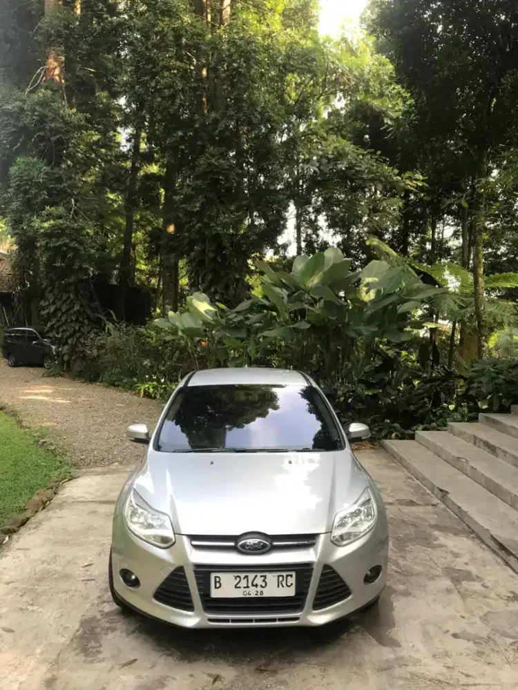 Ford sedan type focus warna silver
