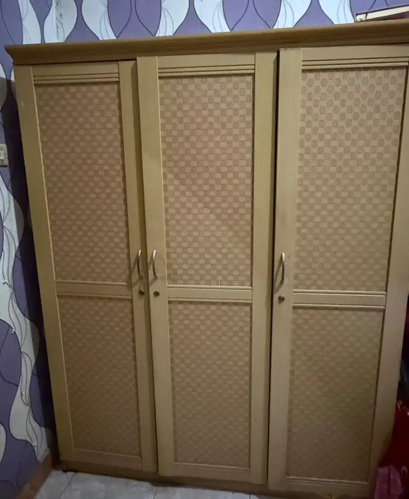 LEMARI BAJU 3 PINTU