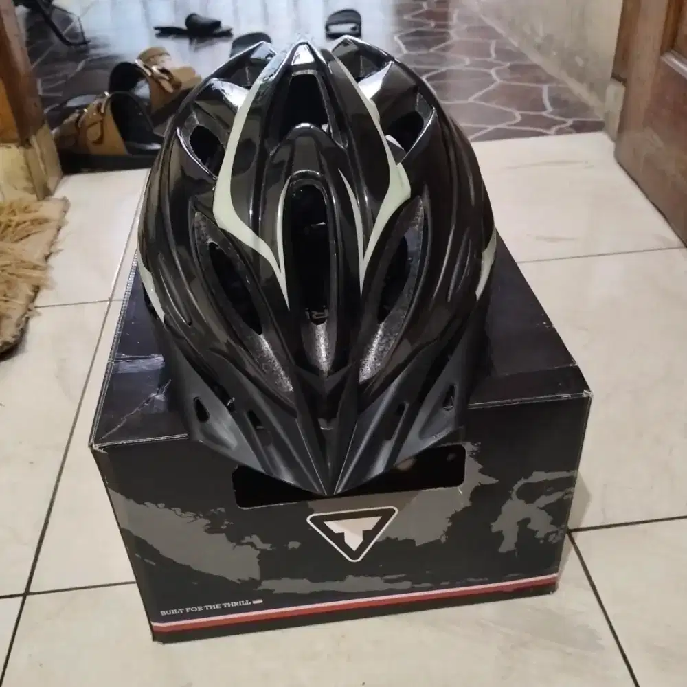 Helm sepeda gunung