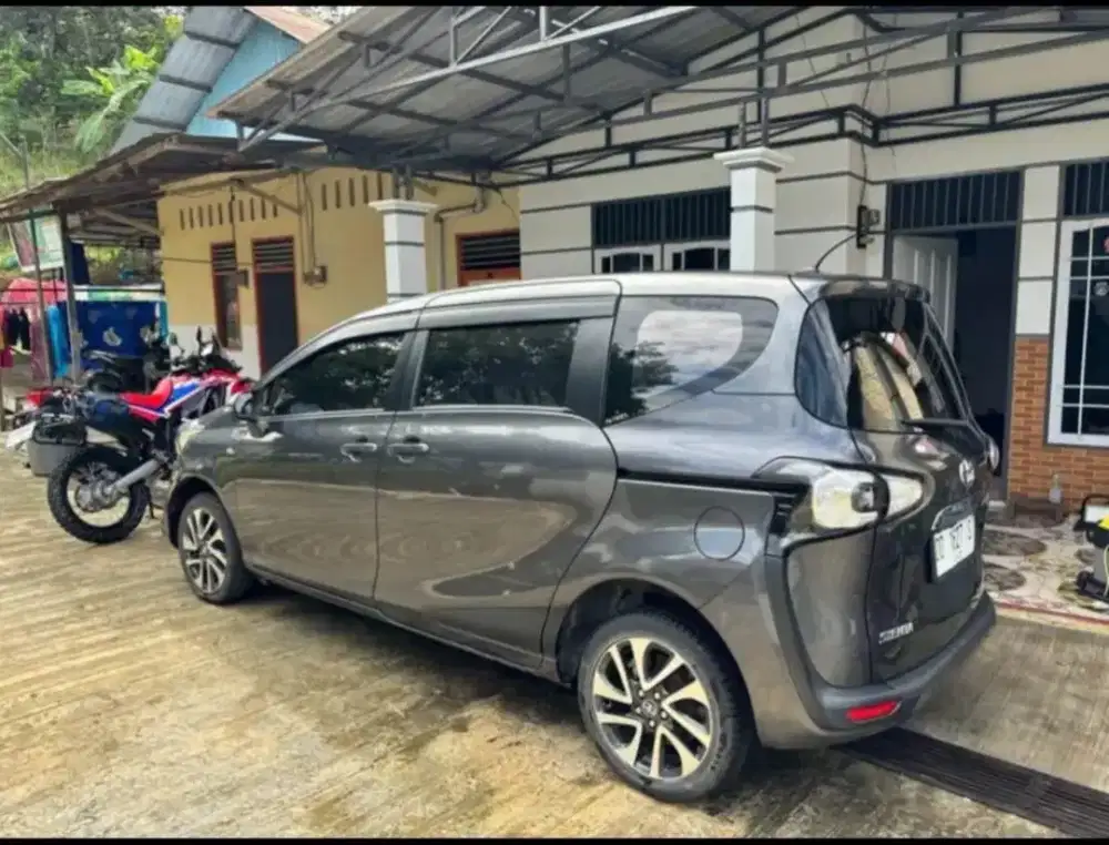 Toyota Sienta V MT