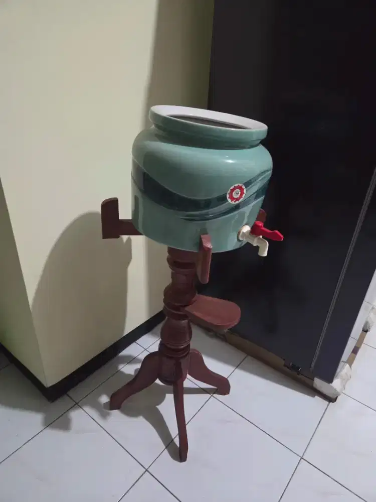Dijual Dispenser Air Minum Keramik + Stand Kayu