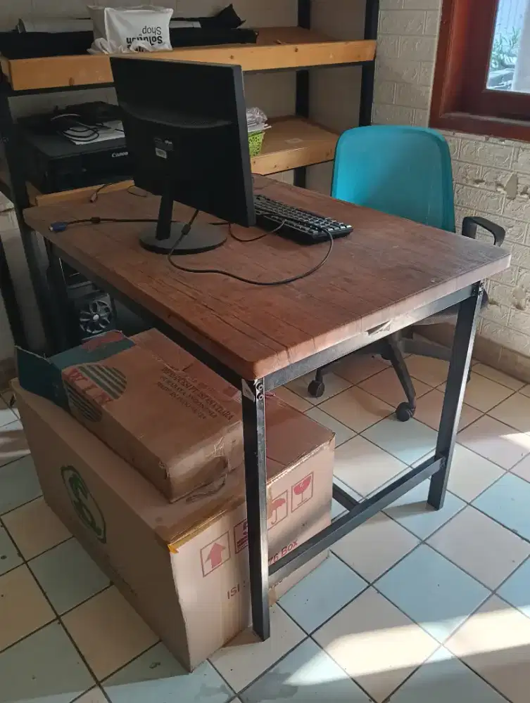 Meja kerja kayu