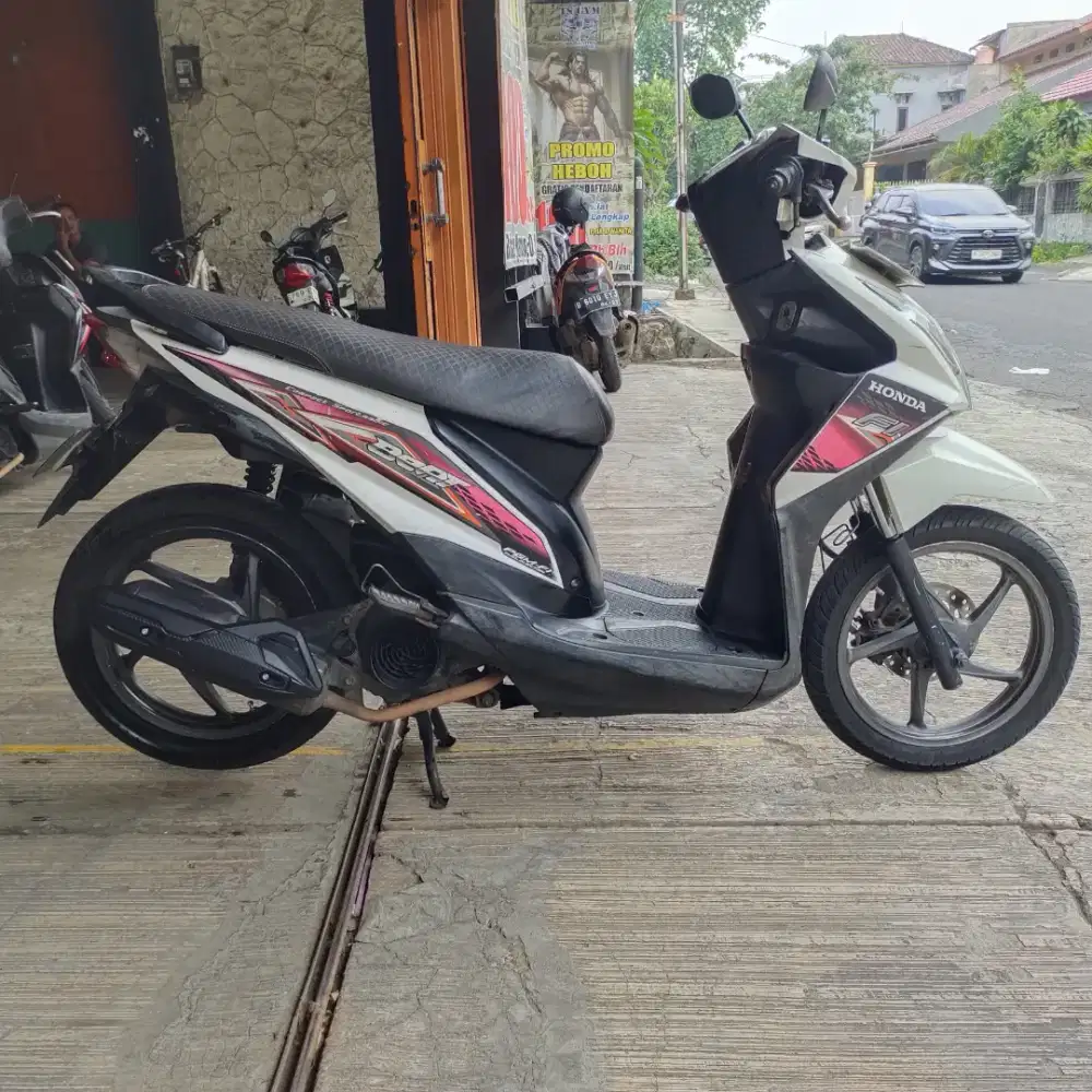 Honda Beat Fi 2014 putih biru