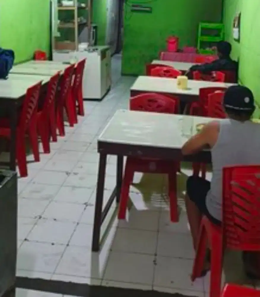 Dicari waitres/tukang bantu2 di warung