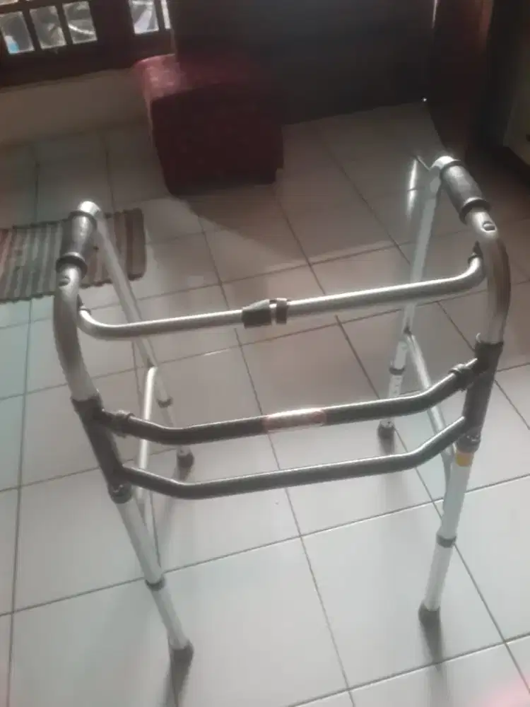 Walker terapi jalan