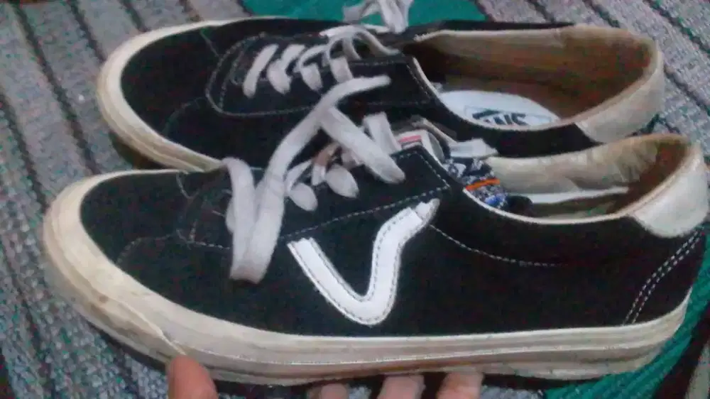 SEPATU VANS OF THE WALL