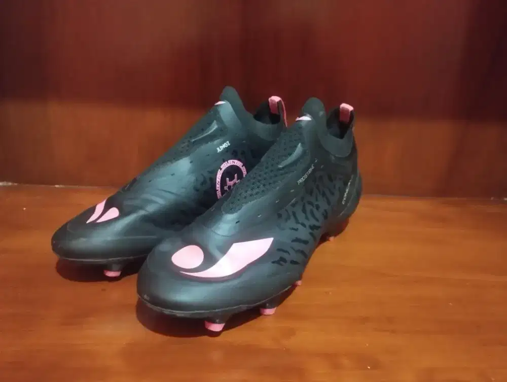 Di jual sepatu bola dan futsal second
