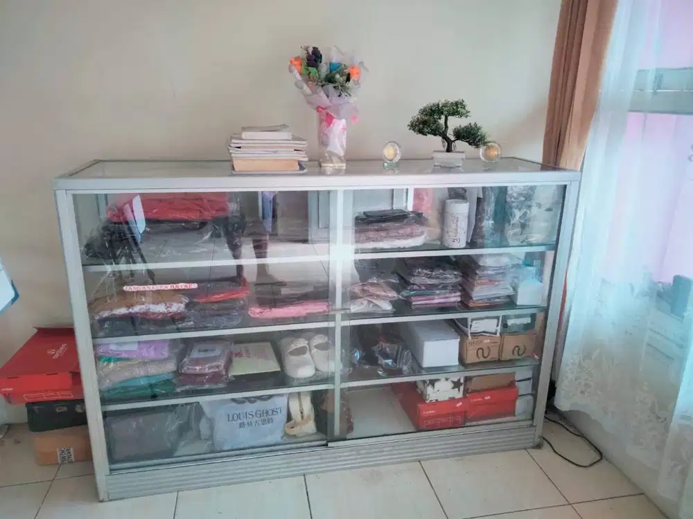 Dijual Etalase kaca Aluminium