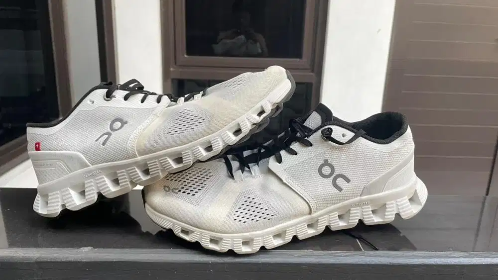 on cloud running sz 44