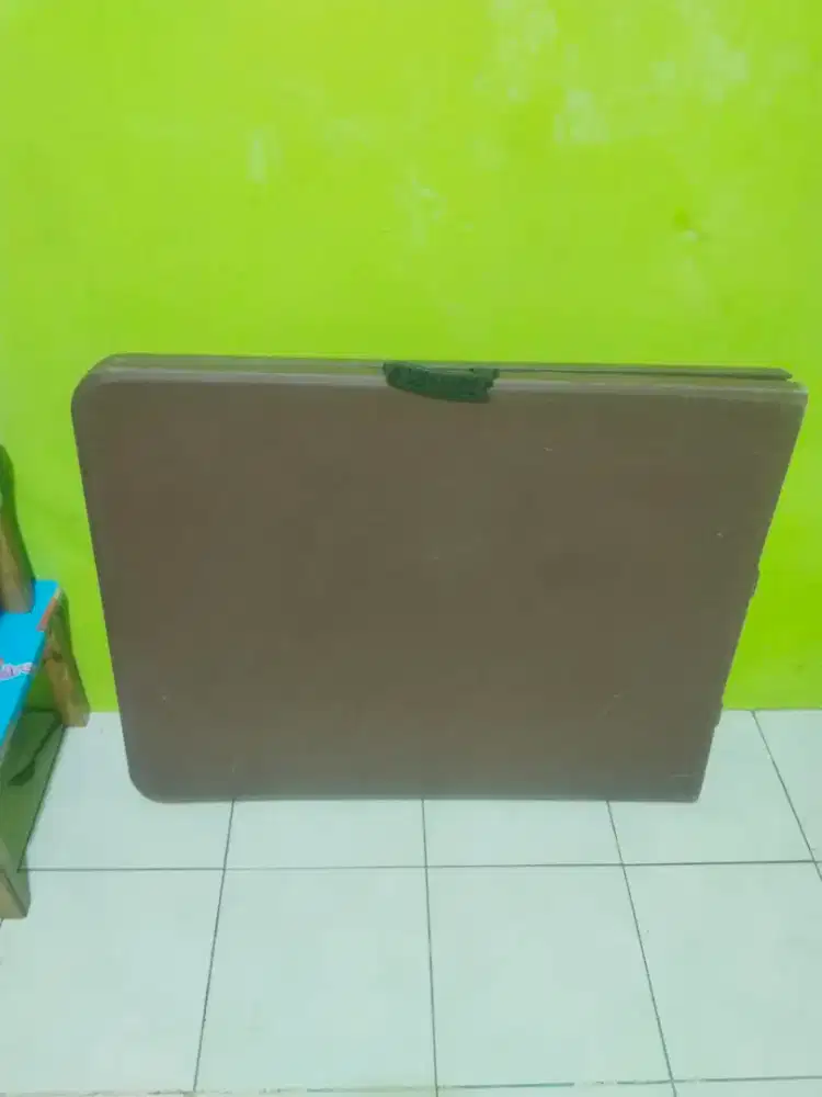 Meja lipat serbaguna