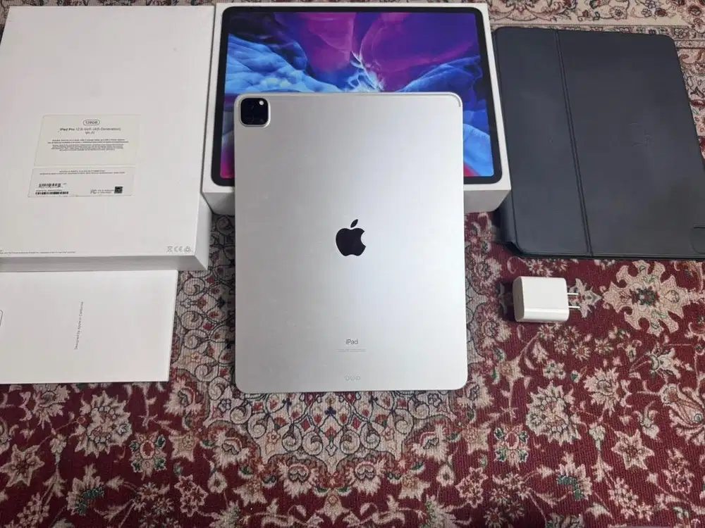 iPad Pro 12.9 inch + Apple Magic Keyboard 2020