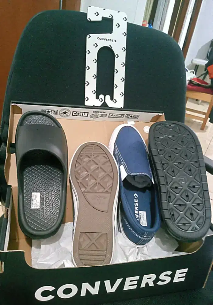 Sepatu & Sandal Converse.