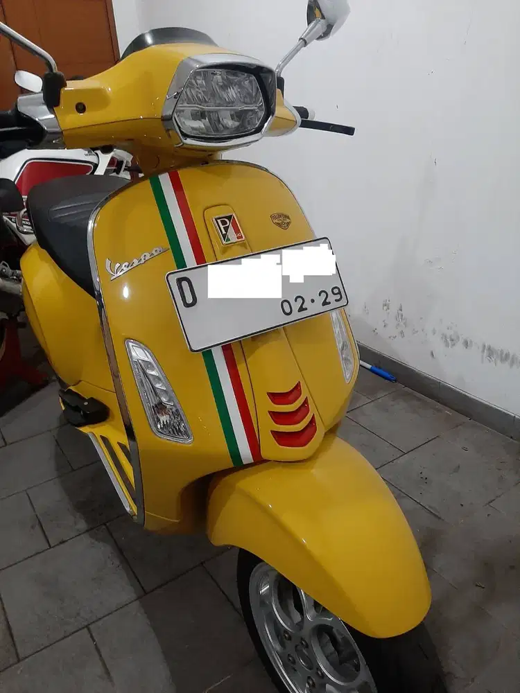 Vespa Sprint 150 ABS 2023 Low KM banyak bonus