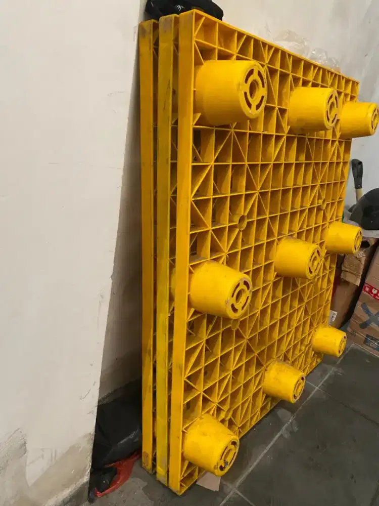 Vallet terbuat dr plastik tebal
