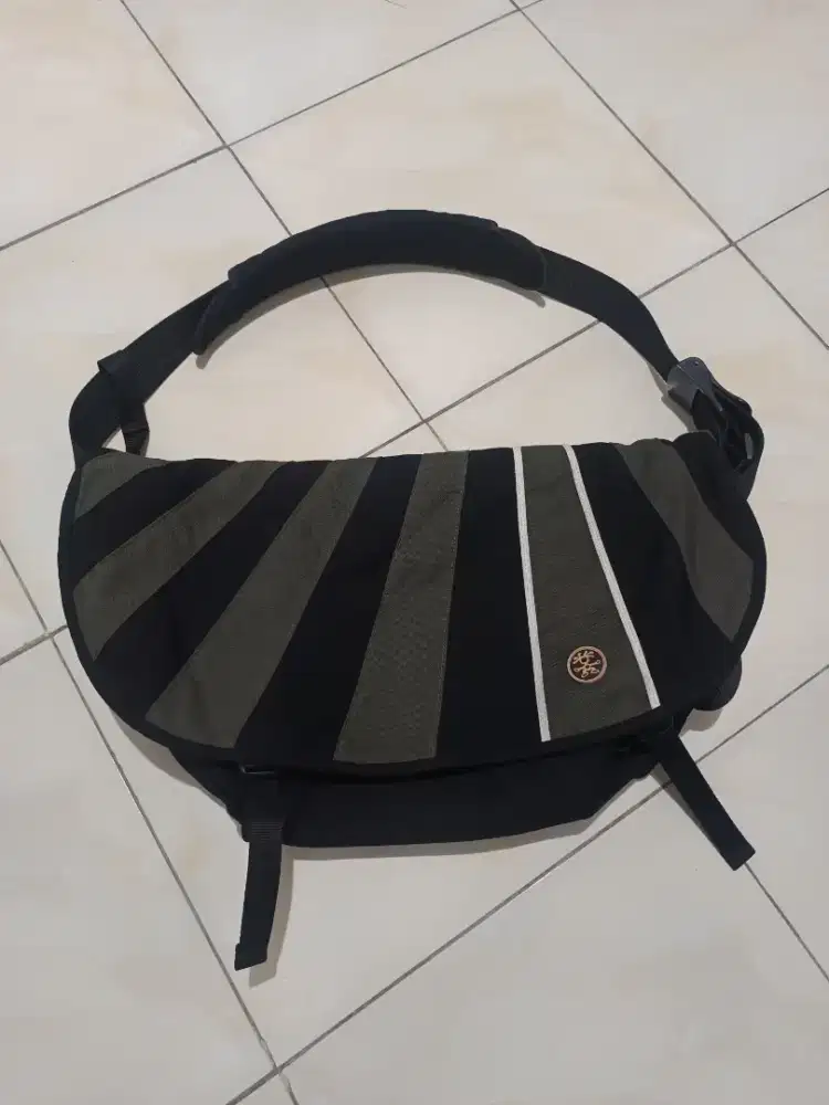 Tas selempang crumpler hitam garis