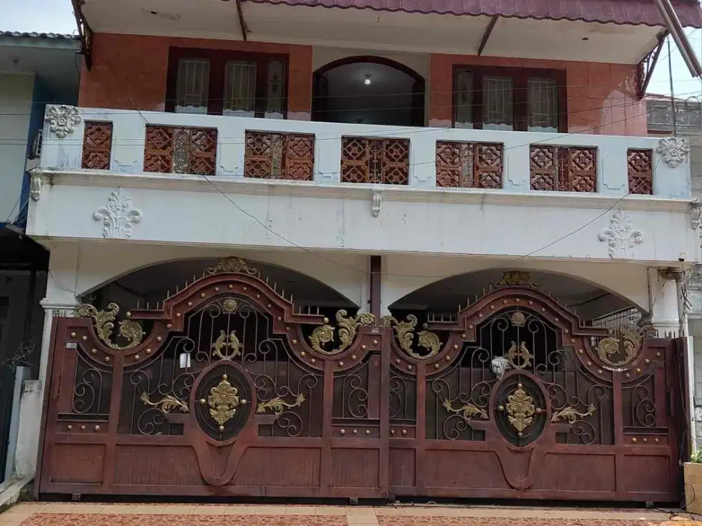 Dijual rumah 2.5 lantai di taman modern